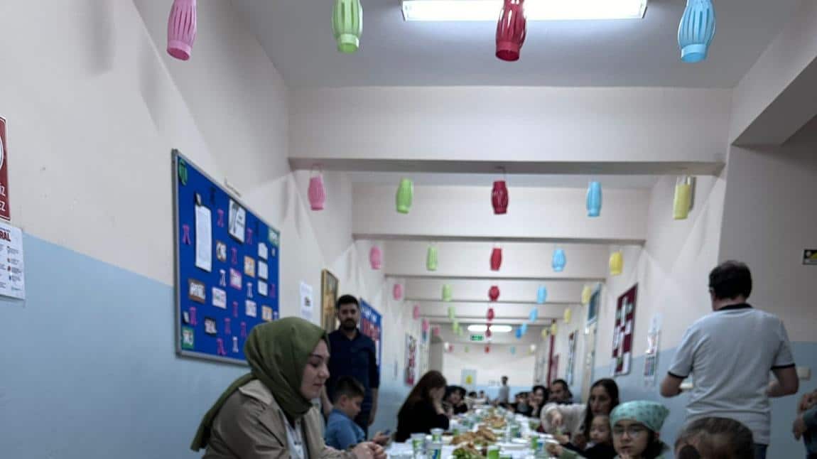 Hayırsever vatandaşlarımızın katkılarıyla öğrenci ve öğretmenlerimizle iftar yemeğinde buluştuk